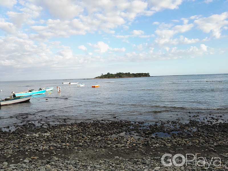 Un grupo de barcos flotando sobre un cuerpo de agua.