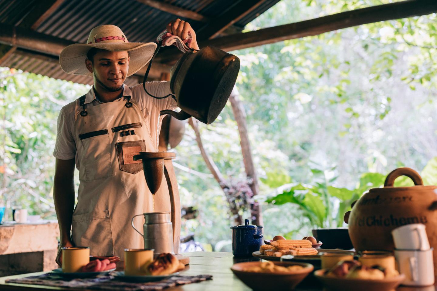 man-preparing-coffee-pour-el-sitio-don-pedro-nicoya2